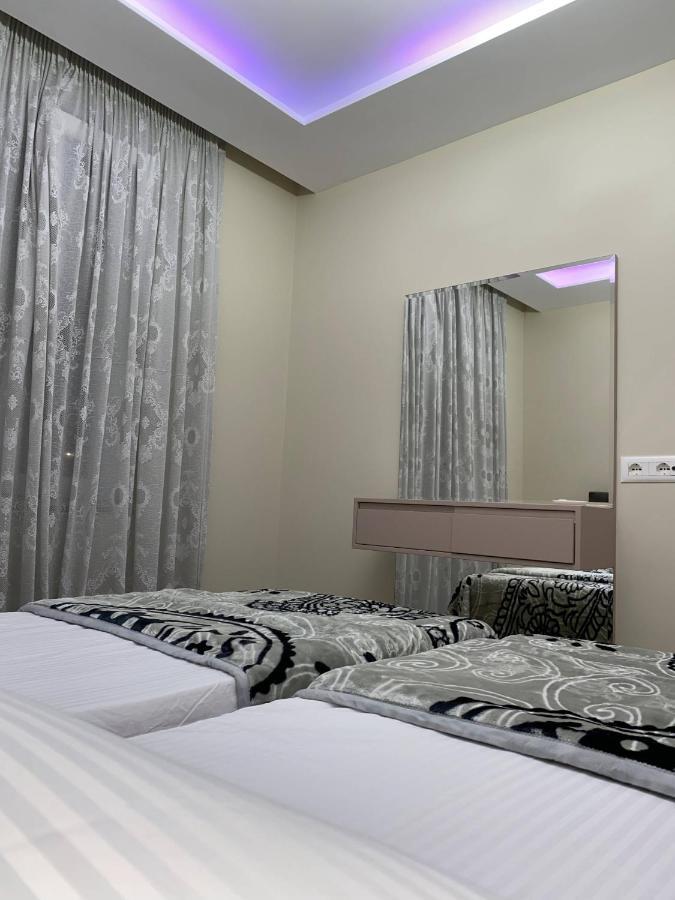 Komatas Modern Apartments In Bllok Area 티라나 외부 사진