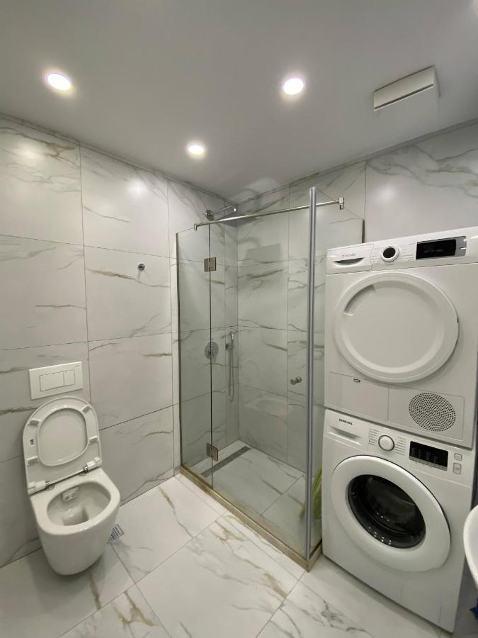 Komatas Modern Apartments In Bllok Area 티라나 외부 사진