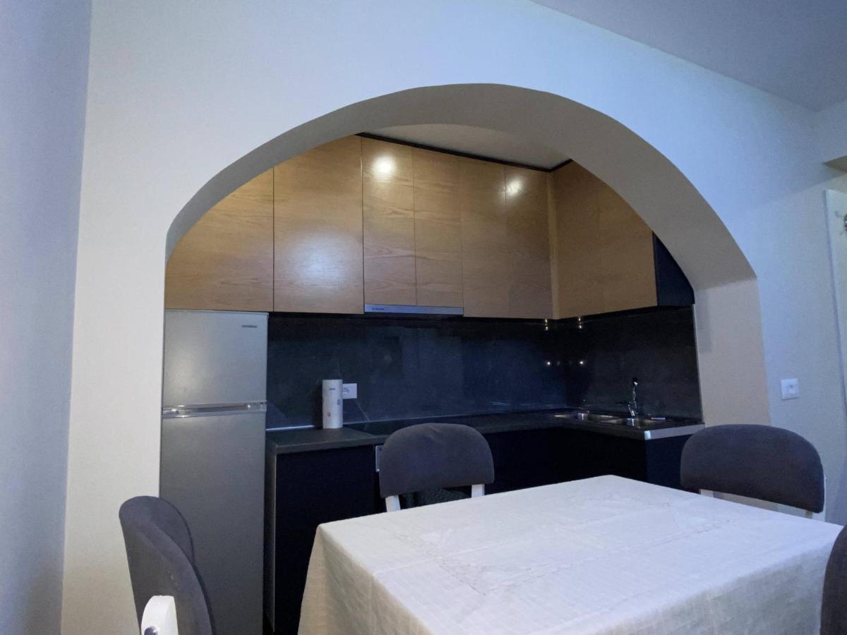 Komatas Modern Apartments In Bllok Area 티라나 외부 사진