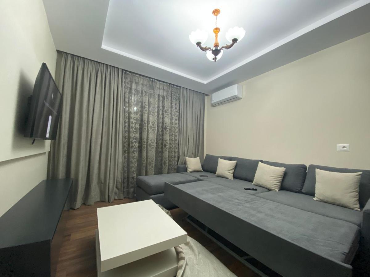Komatas Modern Apartments In Bllok Area 티라나 외부 사진